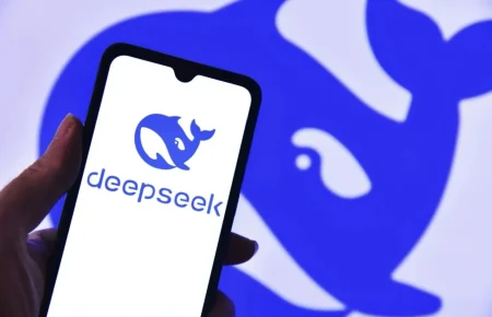 DeepSeek aposta em raciocínio intercalado e dispara em número de usuários deepseek capa
